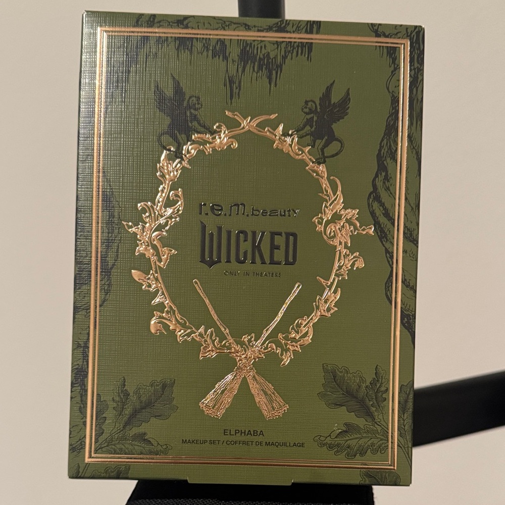 r.e.m. beauty Wicked Makeup Set - Elphaba Green